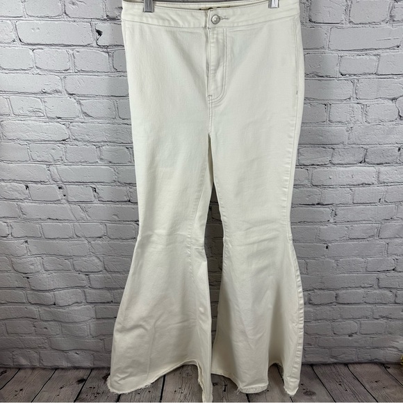 We The Free Denim - We the Free People Just Float On Flare Jenas Stretch High Rise Raw Hem White 28